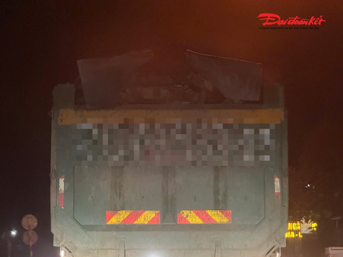 Những tảng bê tông kích thước lớn được xếp trên thùng xe tải lưu thông trên Quốc lộ 6.