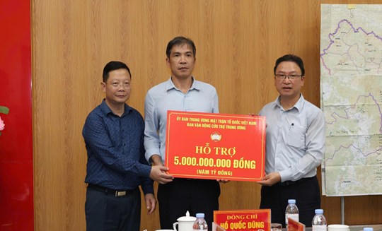 Ông Nguyễn Văn Thanh - Ủy viên Đoàn Chủ tịch, Trưởng Ban Dân tộc và Tôn giáo Cơ quan Ủy ban Trung ương MTTQ Việt Nam trao số tiền hỗ trợ cho Ủy ban MTTQ Việt Nam tỉnh Lai Châu. Ảnh: PV
