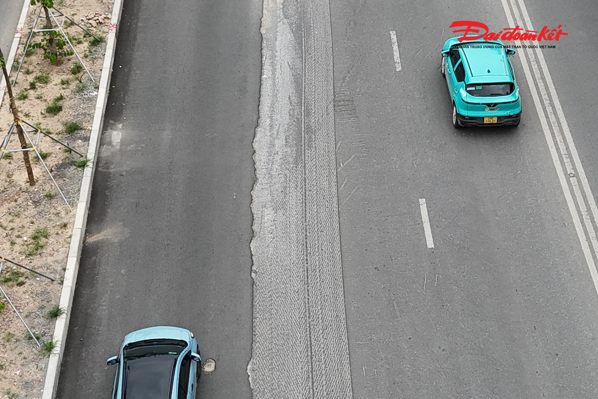 Ban quản lý dự án đầu tư xây dựng công trình hạ tầng kỹ thuật và nông nghiệp cho biết, thời gian vừa qua, đơn vị mới thực hiện công tác thảm lớp thô và đang theo dõi lún bề mặt theo quy trình, đồng thời báo cáo UBND thành phố phương án hoàn trả lớp thảm mịn cho tuyến đường. Hiện tuyến đường Võ Chí Công tạm thời để người dân đi lại trong thời gian theo dõi lún.