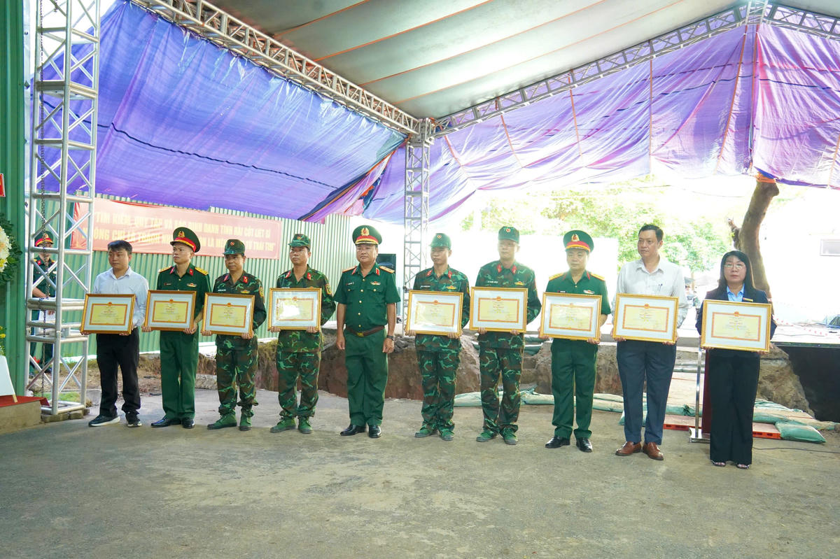Đoàn công tác Quân khu 7 khen thưởng, tặng quà lực lượng tìm kiếm, quy tập hài cốt liệt sĩ tại Công viên Lê Thị Riêng (TPHCM). Ảnh: Nguyên Phú.