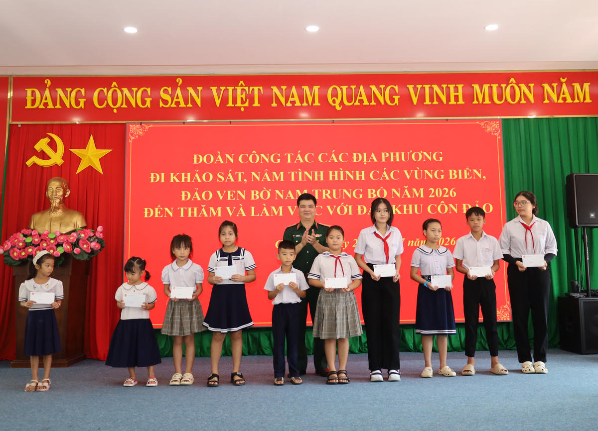 Đoàn công tác Cảnh sát biển Việt Nam thăm, tặng quà quân và dân đặc khu Côn Đảo