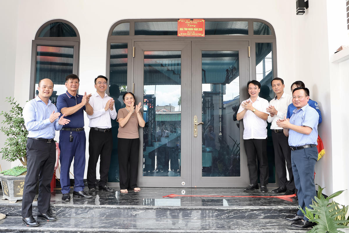Lãnh đạo MTTQ Việt Nam thành phố và phường An Phong khánh thành căn nhà cho bà Tống Thị Xây. Ảnh: Việt Cường.