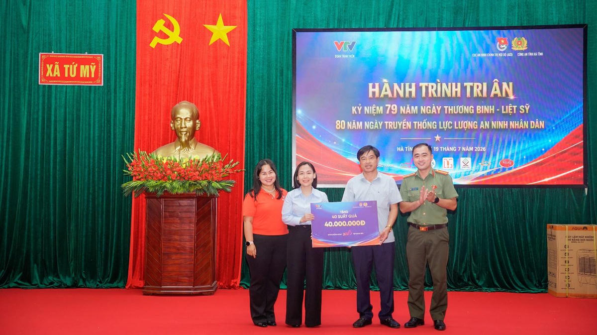 ROX Group đồng hành cùng chương trình, trao tặng 40 suất quà/học bổng cho các gia đình chính sách, hộ dân có hoàn cảnh khó khăn và con em gia đình thương binh liệt sĩ