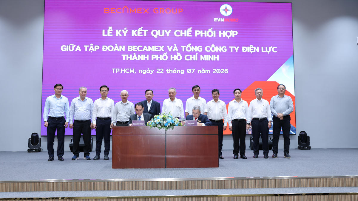 Tổng giám đốc EVNHCMC và Tổng giám đốc Becamex Group thực hiện nghi thức ký kết Quy chế phối hợp dưới sự chứng kiến của lãnh đạo hai đơn vị.