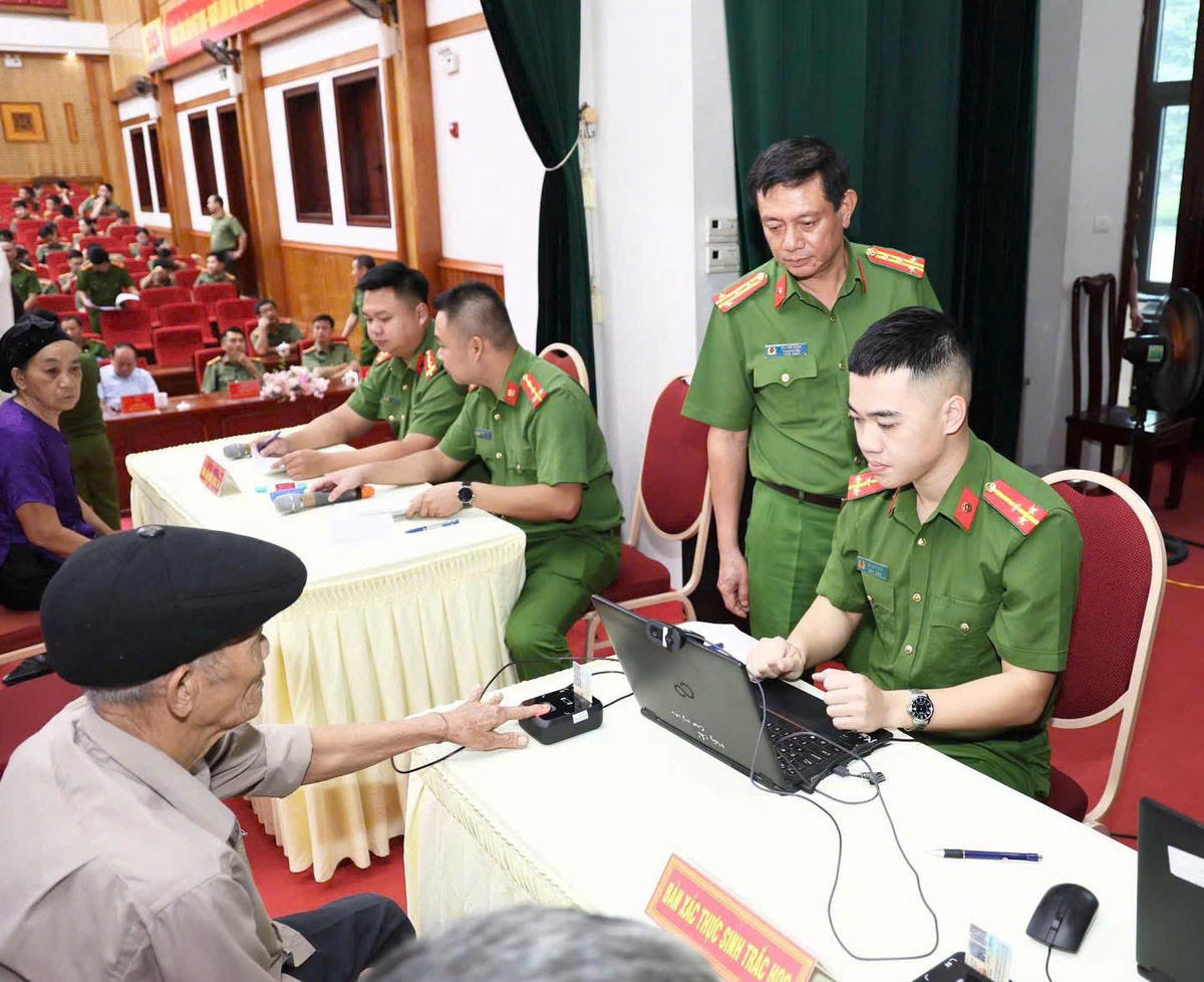 Cán bộ, chiến sĩ Công an trực tiếp hướng dẫn hoàn thiện hồ sơ, thực hiện quy trình lấy mẫu. Ảnh: Công an tỉnh Tuyên Quang.