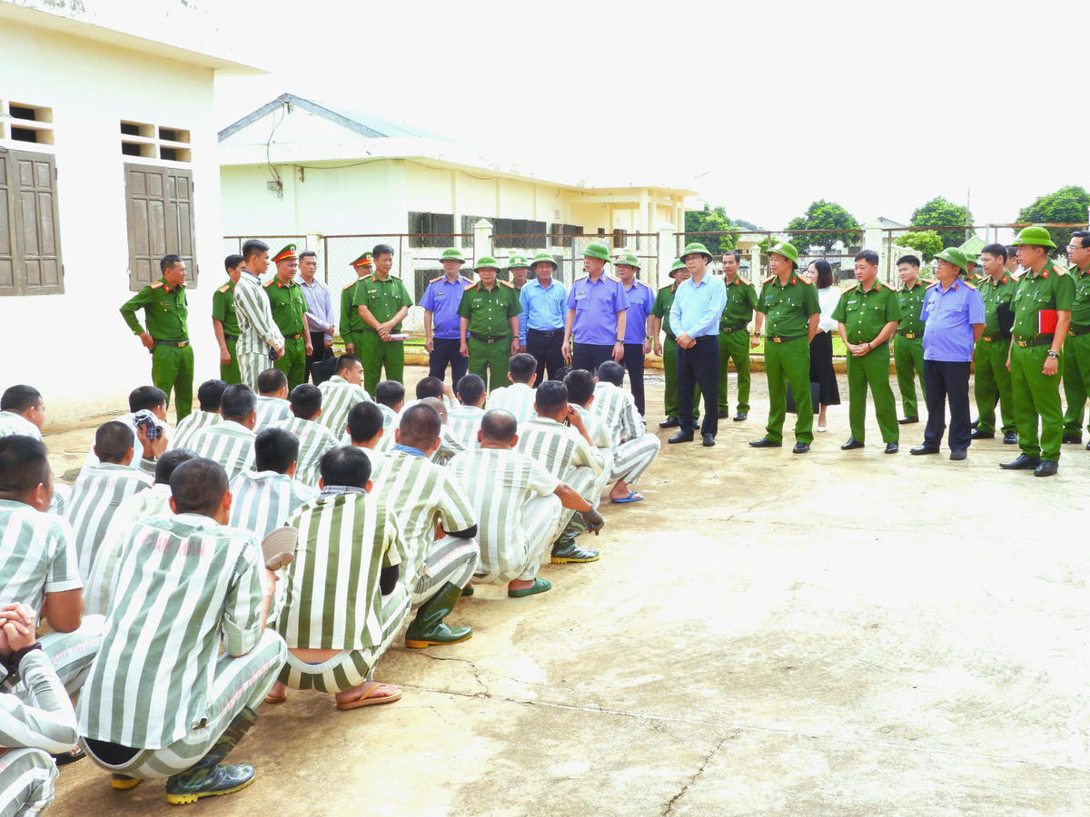 Đoàn công tác động viên phạm nhân. Ảnh: Thanh Nga.