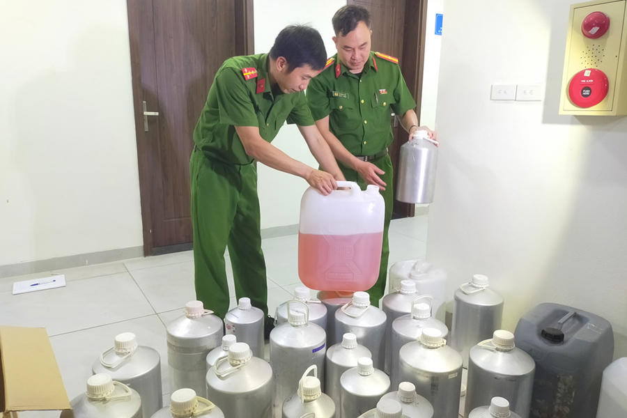 Hương liệu dùng để sản xuất, sang chiết nước hoa giả. Ảnh: CATH