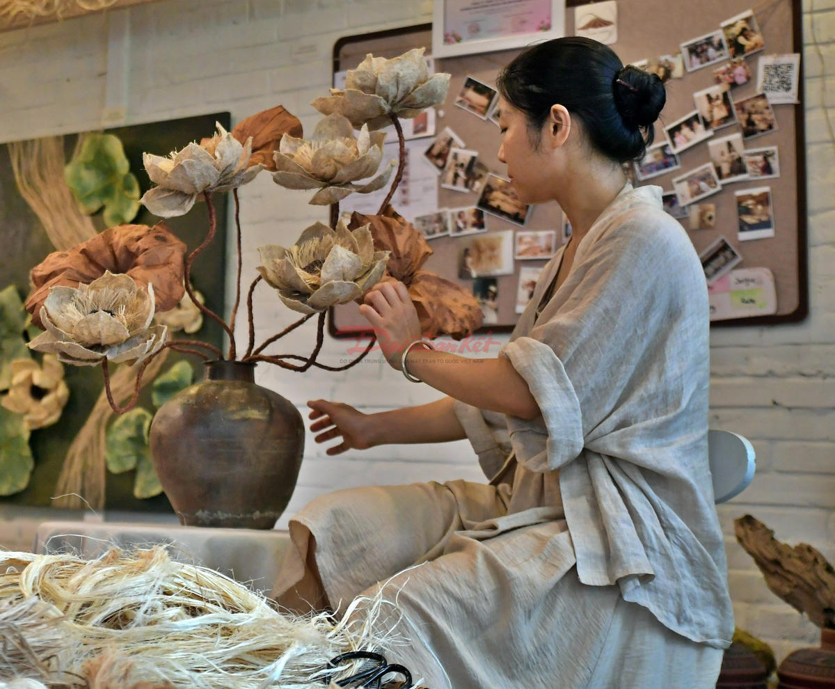 Mỗi sản phẩm được tạo ra không chỉ là món đồ mà còn góp phần lan tỏa thông điệp về sáng tạo xanh, phát huy giá trị chất liệu bản địa trong đời sống đương đại.