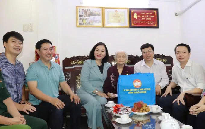 Bà Trương Thị Bích Hạnh cùng các thành viên đoàn thăm Mẹ Việt Nam Anh hùng Võ Thị Tuội. Ảnh: CT.
