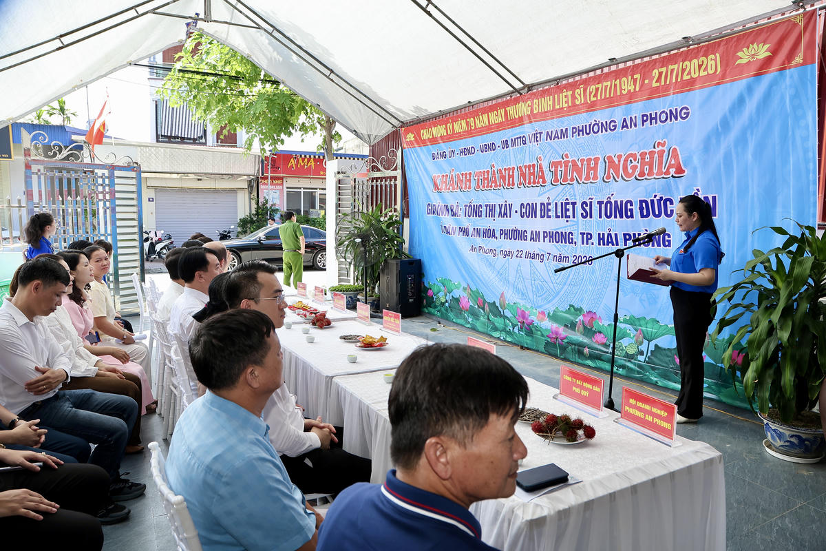 Lễ khánh thành nhà tình nghĩa cho gia đình bà Tống Thị Xây, con đẻ liệt sỹ Tống Đức Vần tại phường An Phong, TP Hải Phòng. Ảnh: Việt Cường.