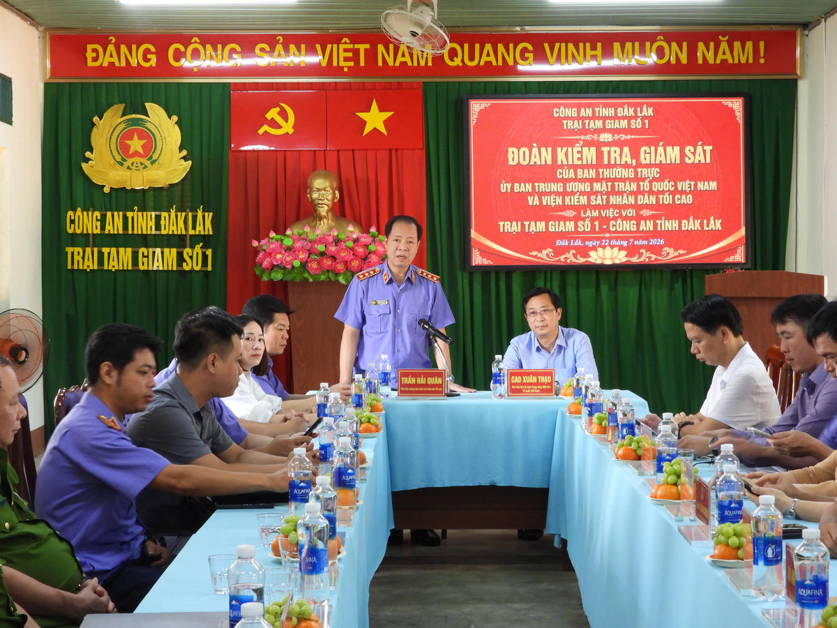 Đoàn công tác đã trực tiếp kiểm tra thực tế tại Trại tạm giam số 1. Ảnh: Thanh Nga