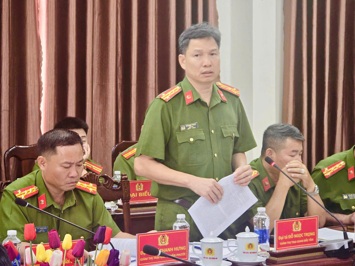 Đại tá Đỗ Ngọc Trọng, Giám thị Trại giam Đắk Tân báo cáo. Ảnh: Tiến Đạt.