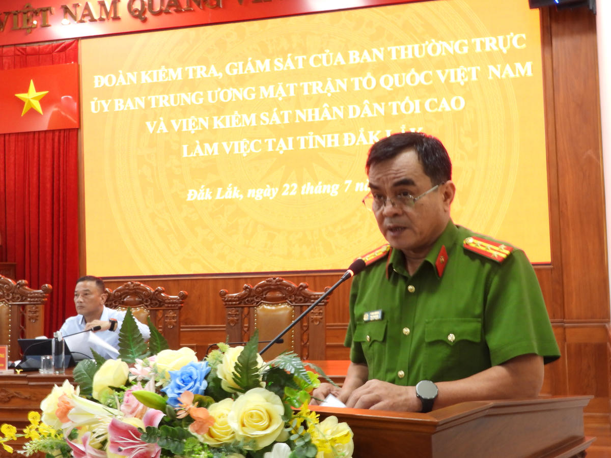 Đại tá Y San ADrơng, Phó Giám đốc Công an tỉnh báo cáo công tác tạm giữ, tạm giam và thi hành án trên địa bàn. Ảnh: Tiến Đạt.