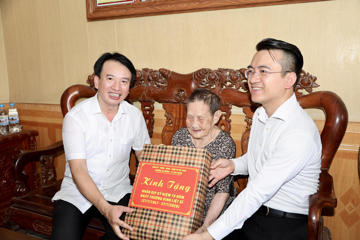 Ông Nguyễn Đức Tuấn, Phó Chủ tịch Thường trực Ủy ban MTTQ Việt Nam thành phố cùng lãnh đạo Đảng ủy phường An Phong trao quà cho Mẹ Việt Nam Anh hùng Nguyễn Thị Ót. Ảnh: Việt Cường.