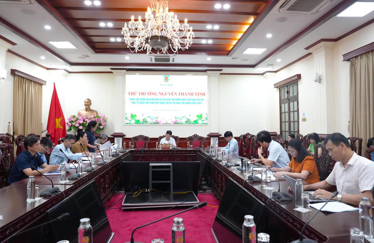 Quang cảnh cuộc họp.