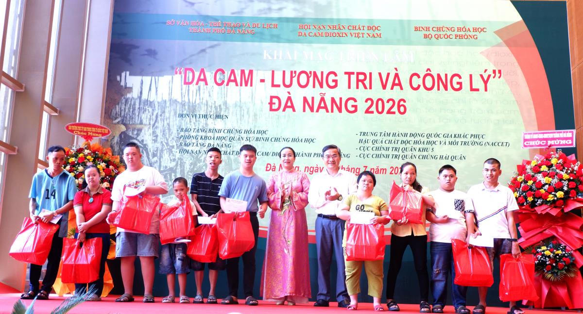 Phó Chủ tịch UBND thành phố Nguyễn Thị Anh Thi, Phó Chủ tịch Ủy ban Mặt trận Tổ quốc Việt Nam thành phố Nguyễn Phi Hùng trao quà cho các nạn nhân. Ảnh: Nguyễn Tú.