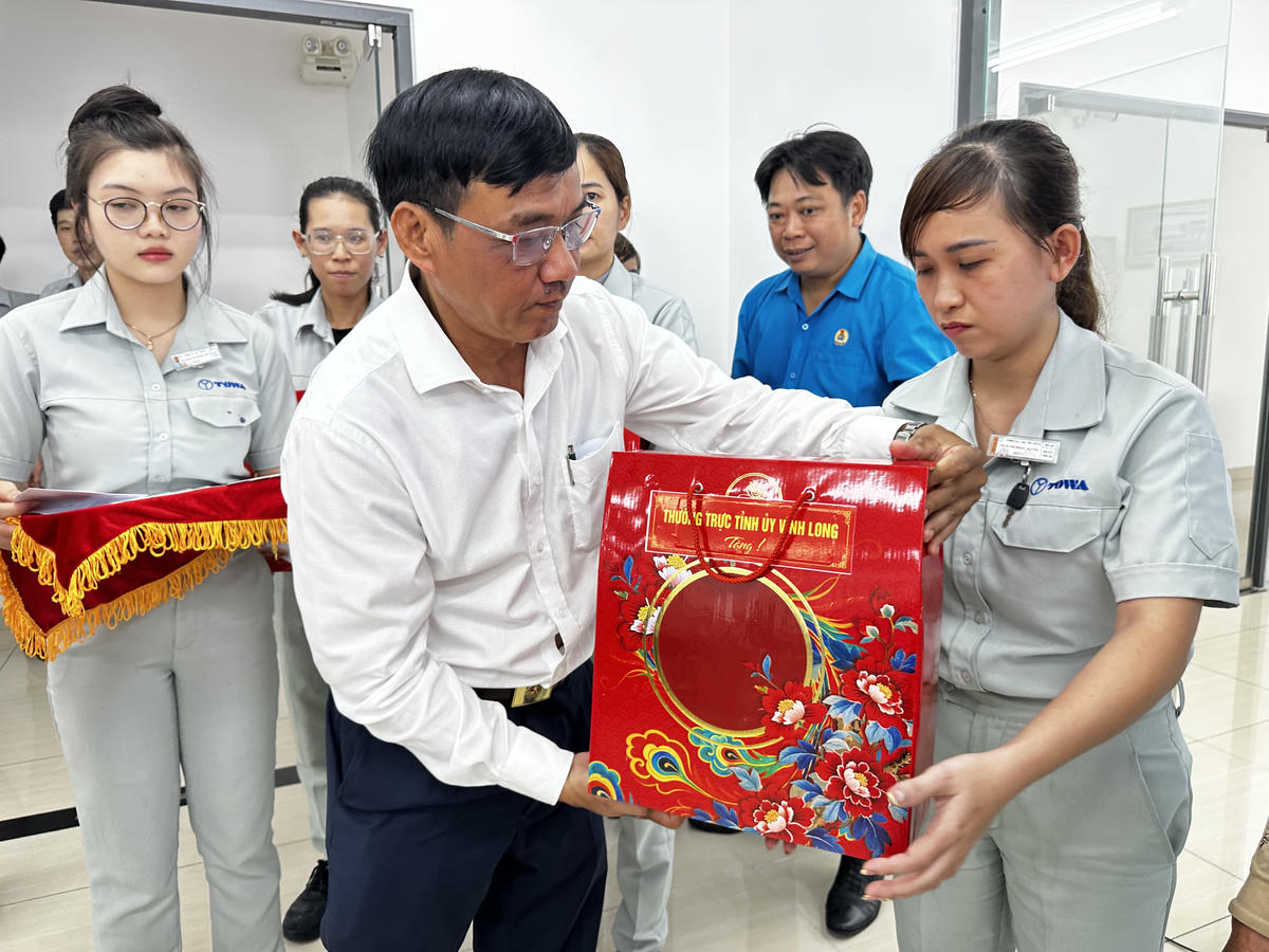 Đại diện đoàn công tác, ông Kiên Banh - Phó Chủ tịch Uỷ ban MTTQ Việt Nam tỉnh Vĩnh Long trao quà cho công nhân lao động tại Công ty TNHH Công nghiệp Towa – Chi nhánh Southern Star. (Ảnh: Trung Ngãi).