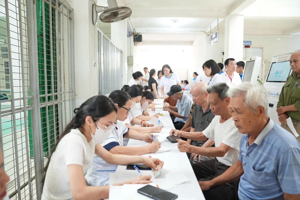 Người dân phường Hải An (TP Hải Phòng) tham gia khám sức khỏe miễn phí trong Chiến dịch cao điểm chăm sóc sức khỏe cộng đồng. Ảnh: HP. 