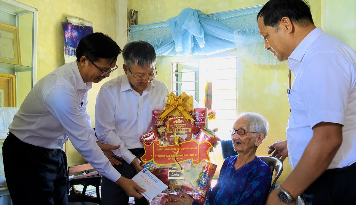 Chủ tịch HĐND TP Đà Nẵng Nguyễn Đức Dũng (ở giữa) thăm, tặng quà Mẹ Việt Nam anh hùng Nguyễn Thị Quơ, xã Quế Sơn Trung. Ảnh: DT.