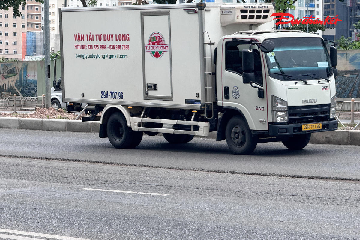Nhiều đoạn trên đường Võ Chí Công xuất hiện tình trạng lún võng, gồ ghề sau thời gian phục vụ thi công dự án chống ngập. 