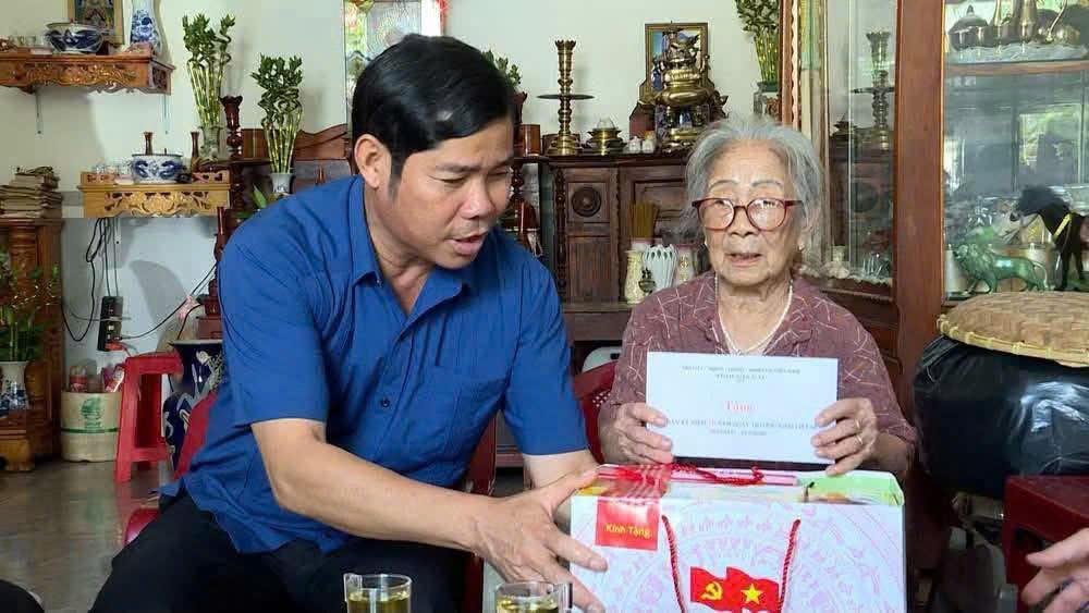 Ông Trần Minh Sơn, Phó Chủ tịch Thường trực Ủy ban MTTQ Việt Nam tỉnh Gia Lai thăm, tặng quà cho gia đình chính sách. Ảnh: MT.