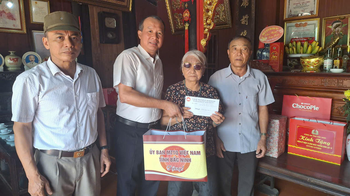 Phó Chủ tịch Uỷ ban MTTQ tỉnh Bắc Ninh Ngô Biên Cương thăm, tặng quà Mẹ Việt Nam Anh hùng Trần Thị Căn, xã Trung Kênh. Ảnh: Viết Chức