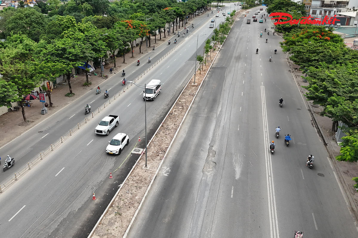 Nhiều phương tiện phải giảm tốc khi đi qua các đoạn đường Võ Chí Công bị gồ ghề, lún võng.