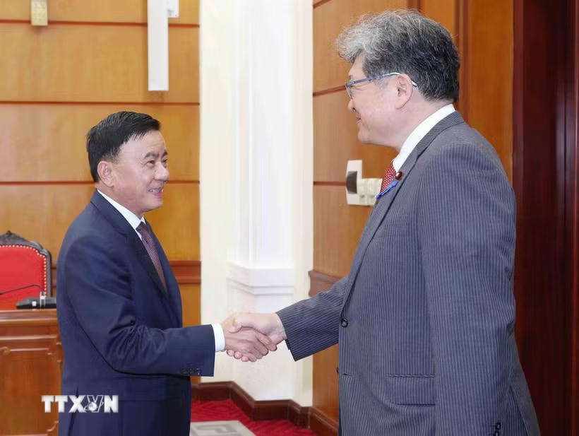 Thường trực Ban Bí thư Trần Cẩm Tú đón Quyền Tổng Thư ký Đảng Dân chủ Tự do Nhật Bản Hagiuda Koichi. (Ảnh: Phương Hoa/TTXVN).