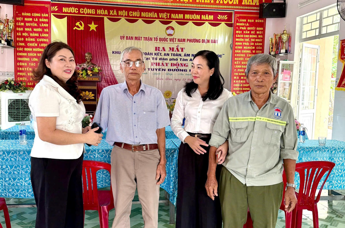 Bà Nguyễn Thị Thu Lan, (bên trái), Phó Chủ tịch Thường trực Ủy ban MTTQ Việt Nam TP Đà Nẵng và bà Nguyễn Thị Thanh Phương (bên phải) thăm hỏi người dân khối phố Tân An. Ảnh: Chí Đại.