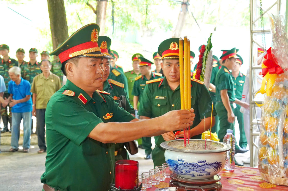 Đoàn công tác Quân khu 7 dâng hoa, dâng hương tưởng nhớ anh hùng liệt sĩ tại Công viên Lê Thị Riêng