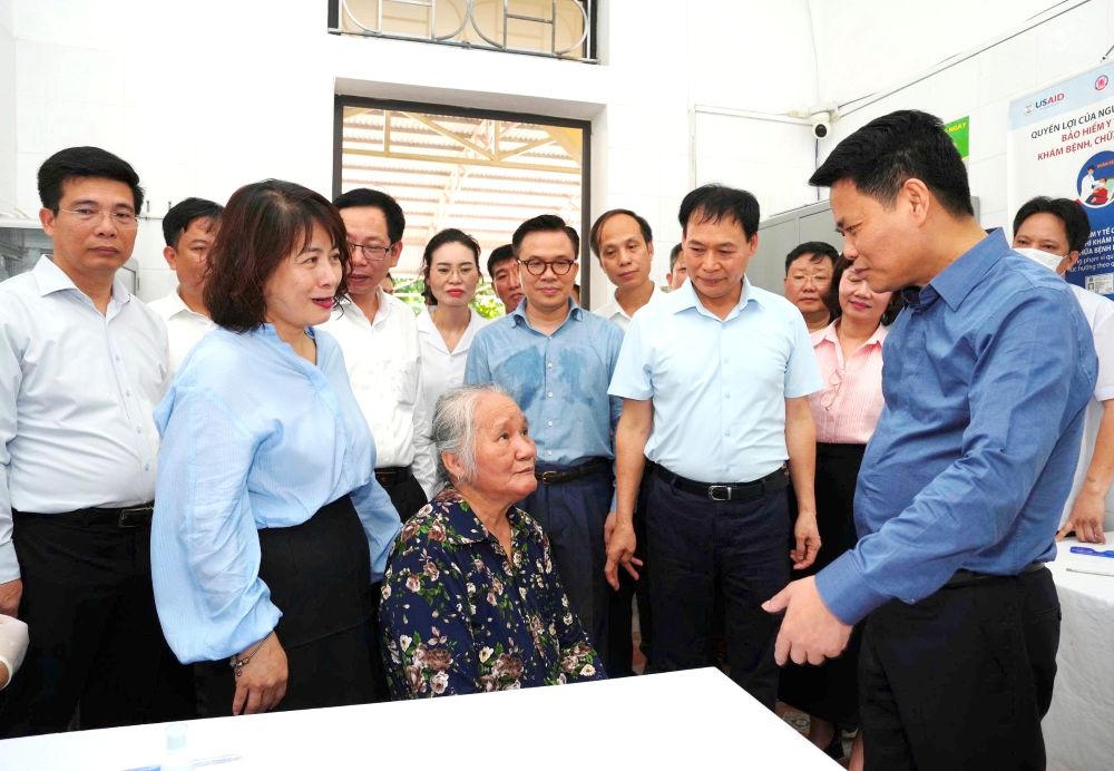 Bí thư Thành uỷ Hải Phòng Lê Ngọc Châu thăm hỏi sức khỏe người cao tuổi tại xã Gia Lộc. Ảnh: VD. 