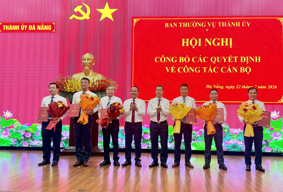 Các cán bộ nhận quyết định, từ trái qua: ông Nguyễn Minh Huy, ông Nguyễn Hà Nam, ông Mai Văn Tư, ông Nguyễn Thành Thuận, ông Lê Thành Hưng, ông Nguyễn Hữu Vũ. Ảnh: Nguyễn Tú.