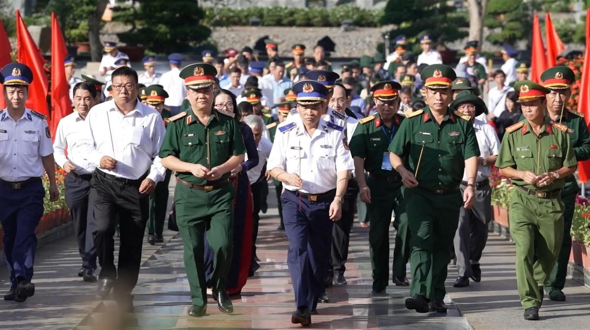 Đoàn công tác Cảnh sát biển dâng hương, dâng hoa tưởng nhớ anh hùng liệt sĩ tại Đặc khu Côn Đảo. Ảnh: Đức Định.
