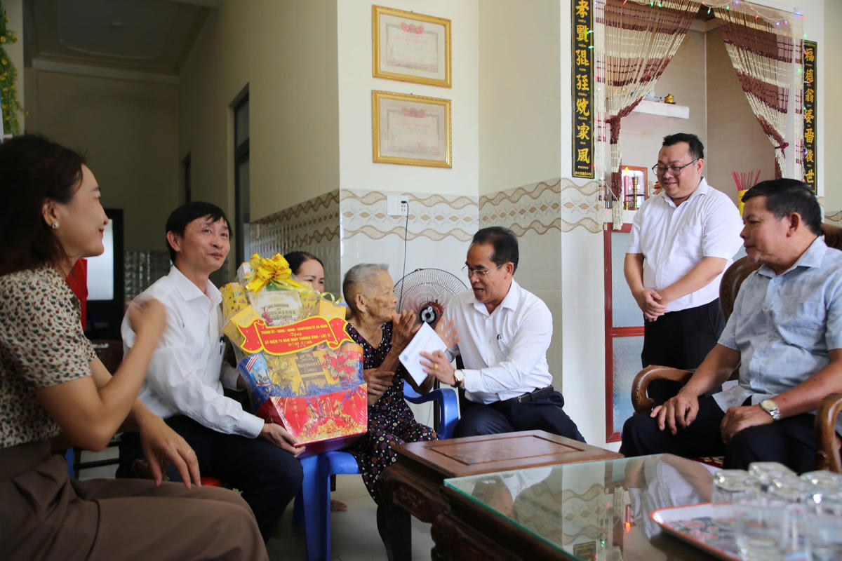 Phó Chủ tịch UBND TP Đà Nẵng Trần Anh Tuấn thăm, tặng quà cho gia đình chính sách ở xã Tam Xuân, xã Tam Anh. Ảnh: NT.