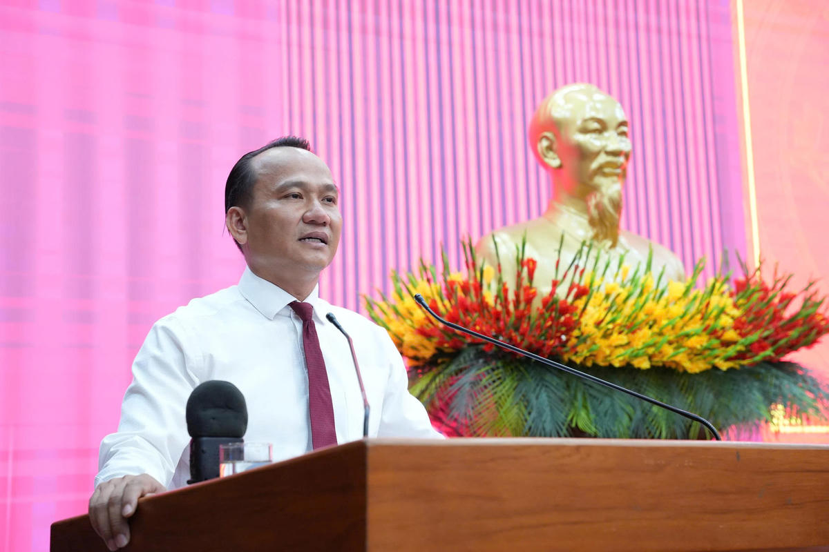 Ông Nguyễn Đình Vĩnh, Phó Bí thư Thường trực Thành ủy phát biểu giao nhiệm vụ. Ảnh: Nguyễn Tú.