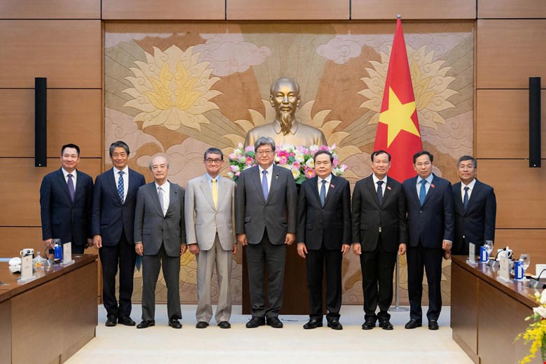 Chủ tịch Quốc hội chụp ảnh lưu niệm cùng các đại biểu. Ảnh: Vũ Hiếu