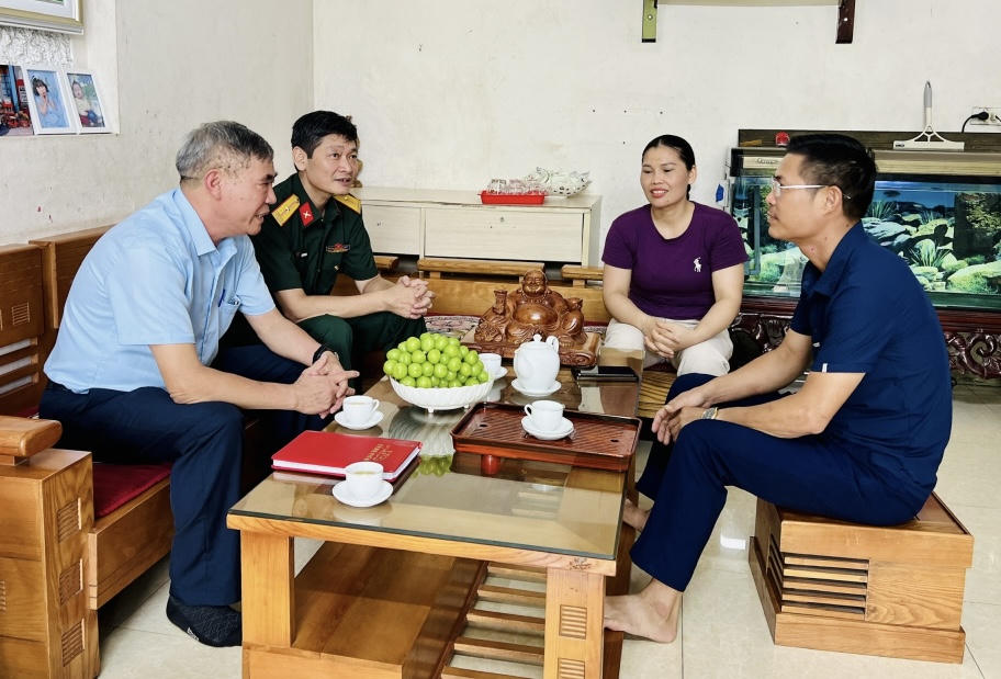 Ban Chỉ huy quân sự phường Hà Lầm, tỉnh Quảng Ninh thông tin đến gia đình có con em thực hiện nghĩa vụ quân sự, về chính sách hỗ trợ của tỉnh. Ảnh: QMG.