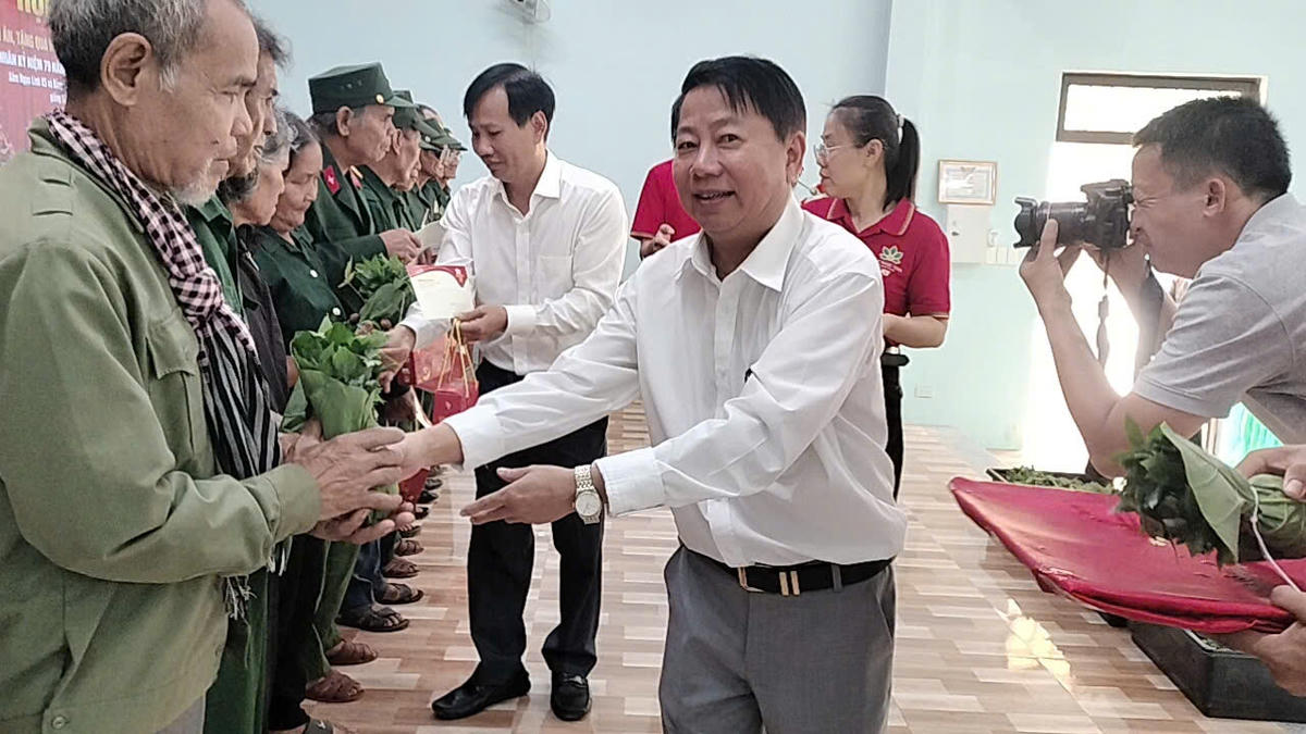 Lãnh đạo địa phương trao tặng cây giống sâm Ngọc Linh đã được trao cho hộ gia đình người có công. Ảnh: BT.
