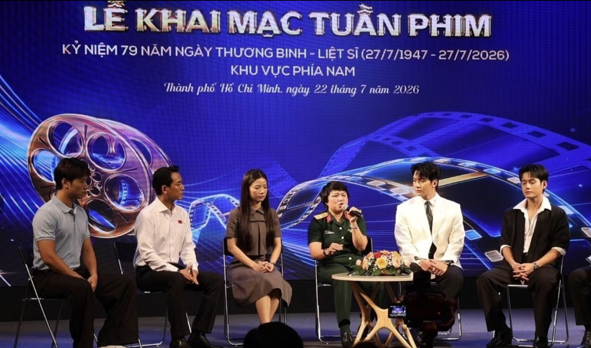Ban tổ chức giao lưu cùng đoàn làm phim "Mưa đỏ". Ảnh: Tr.Kiên.
