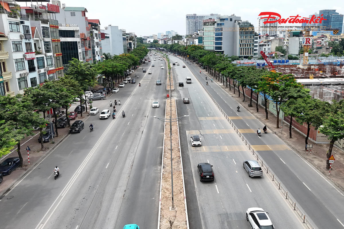 Sau nhiều tháng phục vụ thi công công trình chống ngập khẩn cấp, mặt đường Võ Chí Công (Hà Nội) đang xuất hiện nhiều vị trí xuống cấp, gồ ghề, lún cục bộ, ảnh hưởng đến chất lượng khai thác và tiềm ẩn nguy cơ mất an toàn giao thông.