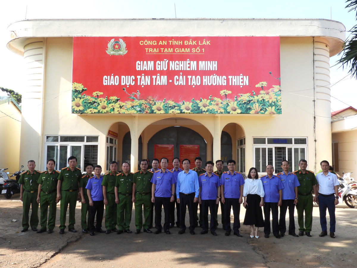 Đoàn công tác chụp ảnh lưu niệm tại trại giam số 1. Ảnh: Tiến Đạt.