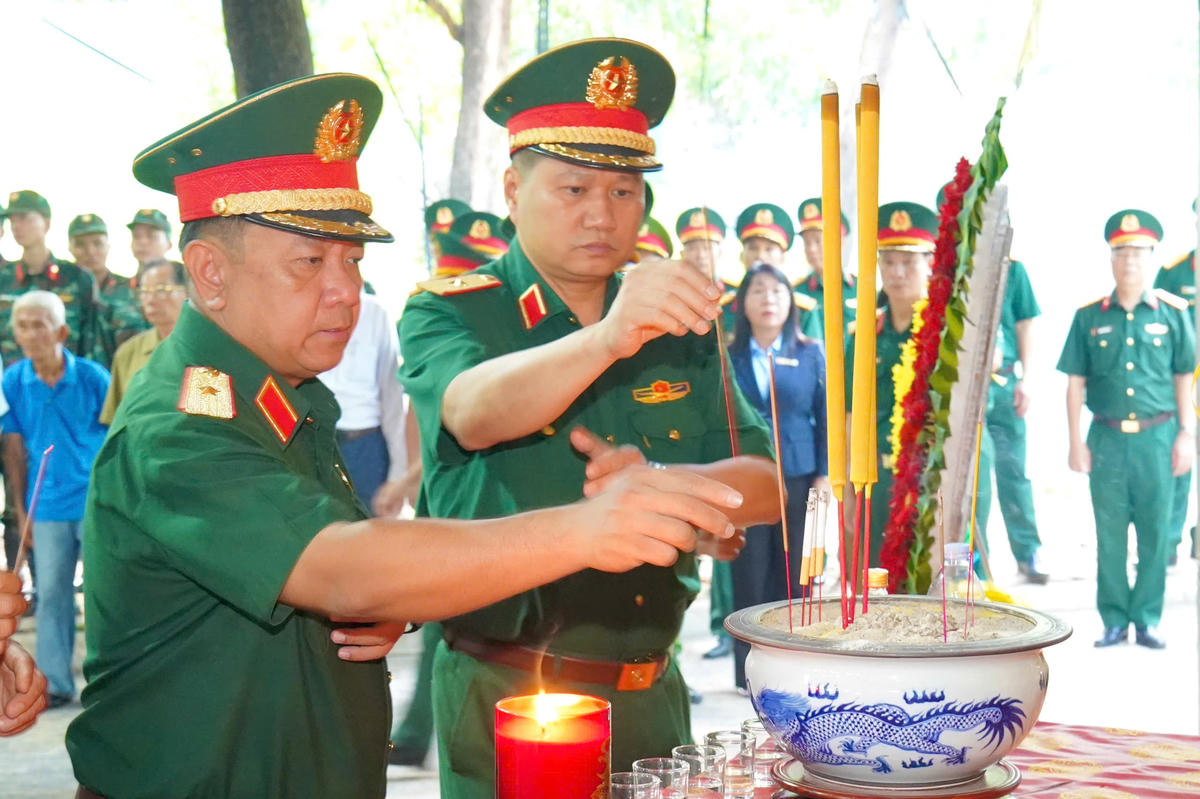 Đoàn công tác Quân khu 7 dâng hoa, dâng hương tưởng nhớ anh hùng liệt sĩ tại Công viên Lê Thị Riêng