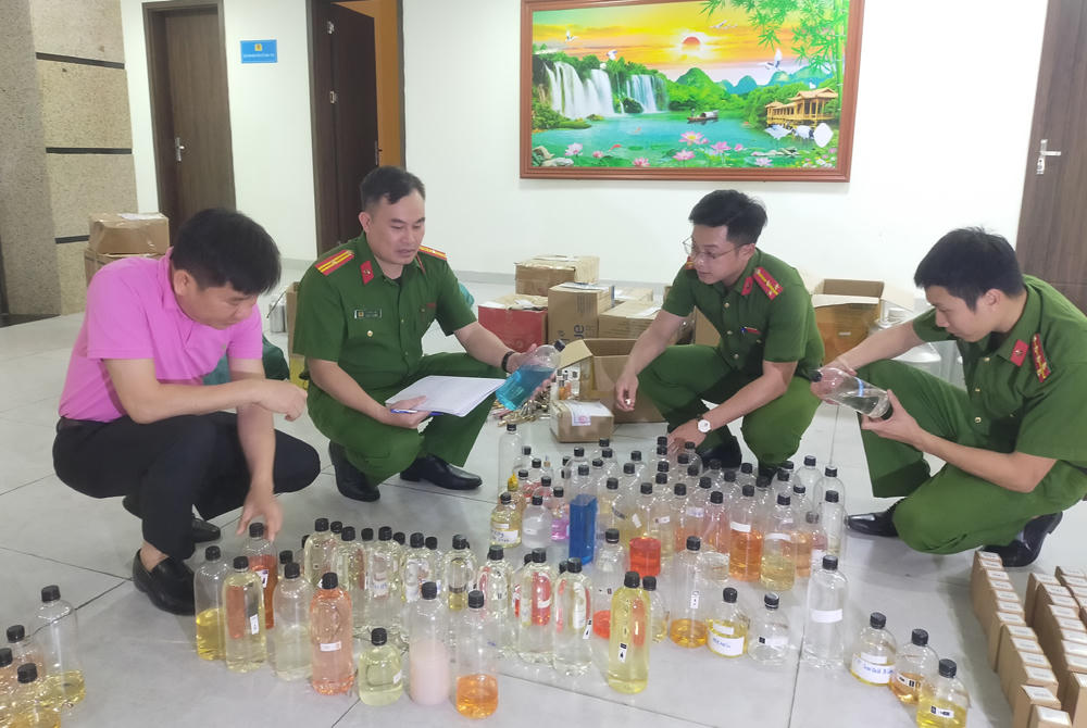 Công an Thanh Hóa kiểm tra các sản phẩm nước hoa giả. Ảnh: CATH