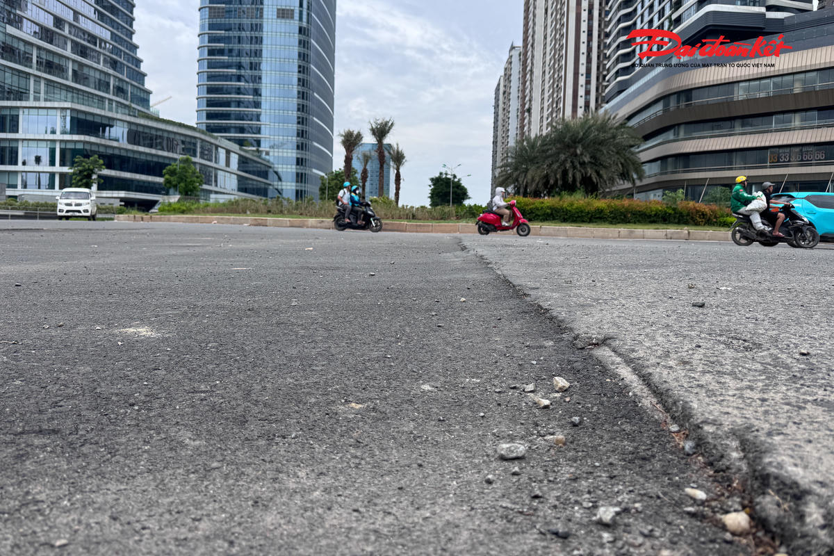 Mặt đường Võ Chí Công xuất hiện những gợn sóng sau thời gian phục vụ thi công dự án.