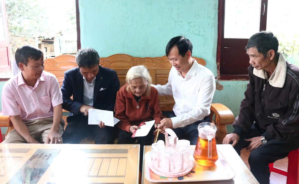 Lãnh đạo UBND xã Tu Mơ Rông trao tặng quà cho Mẹ Việt Nam Anh hùng Y Tría. Ảnh: BT.