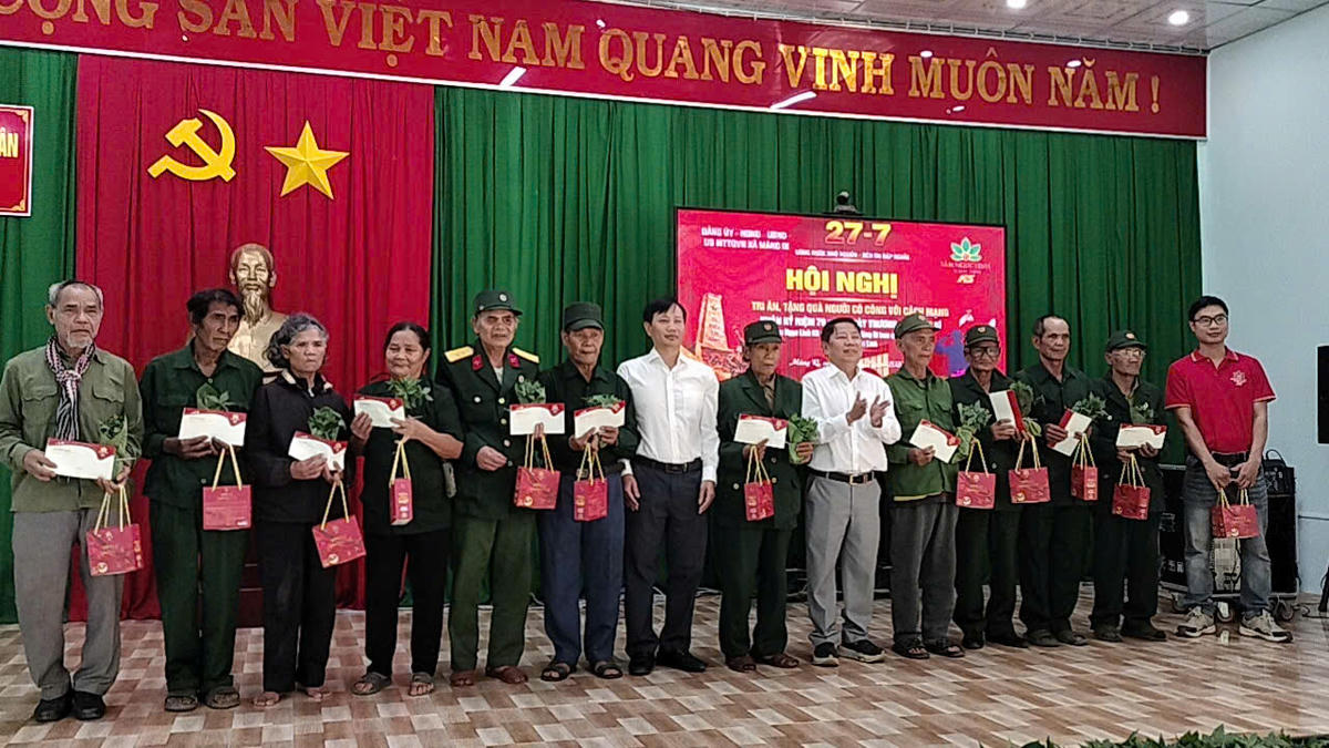 18.550 cây giống sâm Ngọc Linh đã được trao cho hộ gia đình người có công ở các xã Tu Mơ Rông, Măng Ri và Đăk Sao. Ảnh: BT.