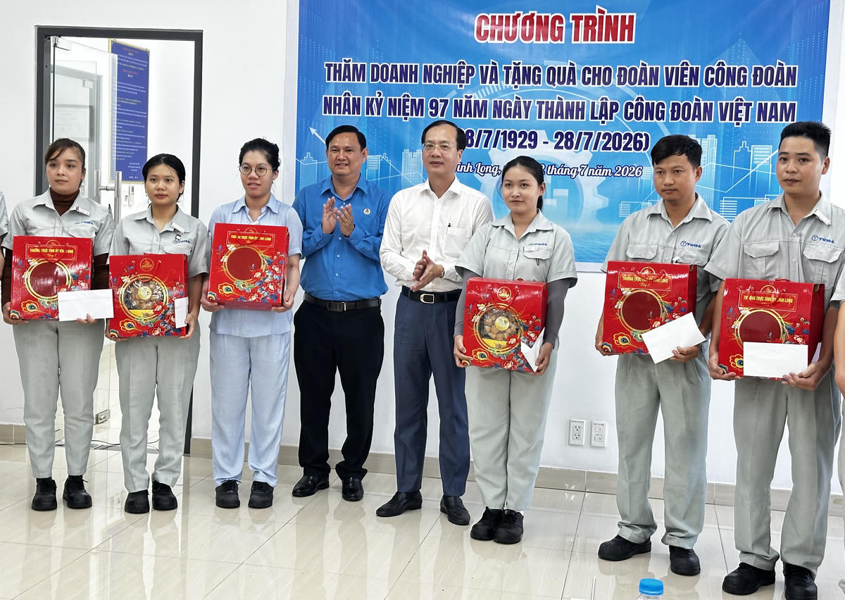 Chủ tịch UBND tỉnh Vĩnh Long Trần Trí Quang trao quà động viên đoàn viên, công nhân lao động tại Công ty TNHH Công nghiệp Towa – Chi nhánh Southern Star. (Ảnh: Trung Ngãi).