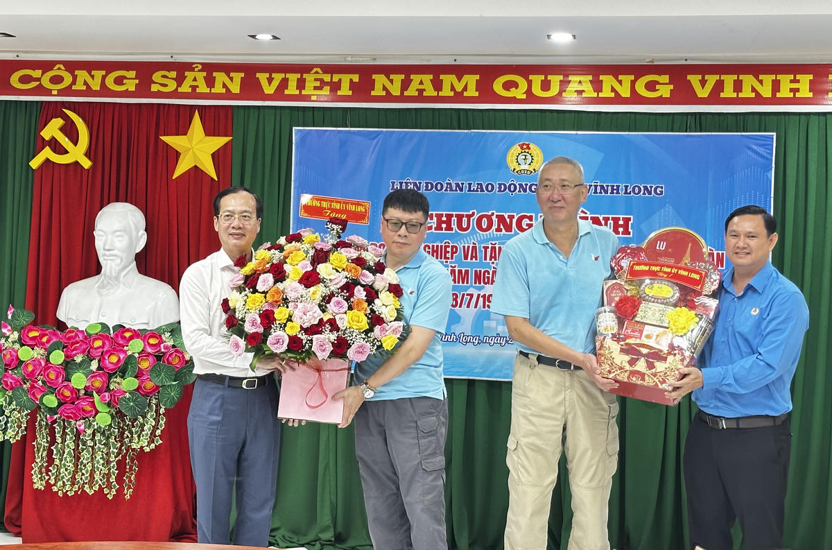 Chủ tịch UBND tỉnh Vĩnh Long Trần Trí Quang tặng hoa chúc mừng đại diện Công ty TNHH BoHsing nhân dịp đoàn công tác đến thăm doanh nghiệp. (Ảnh: Trung Ngãi).