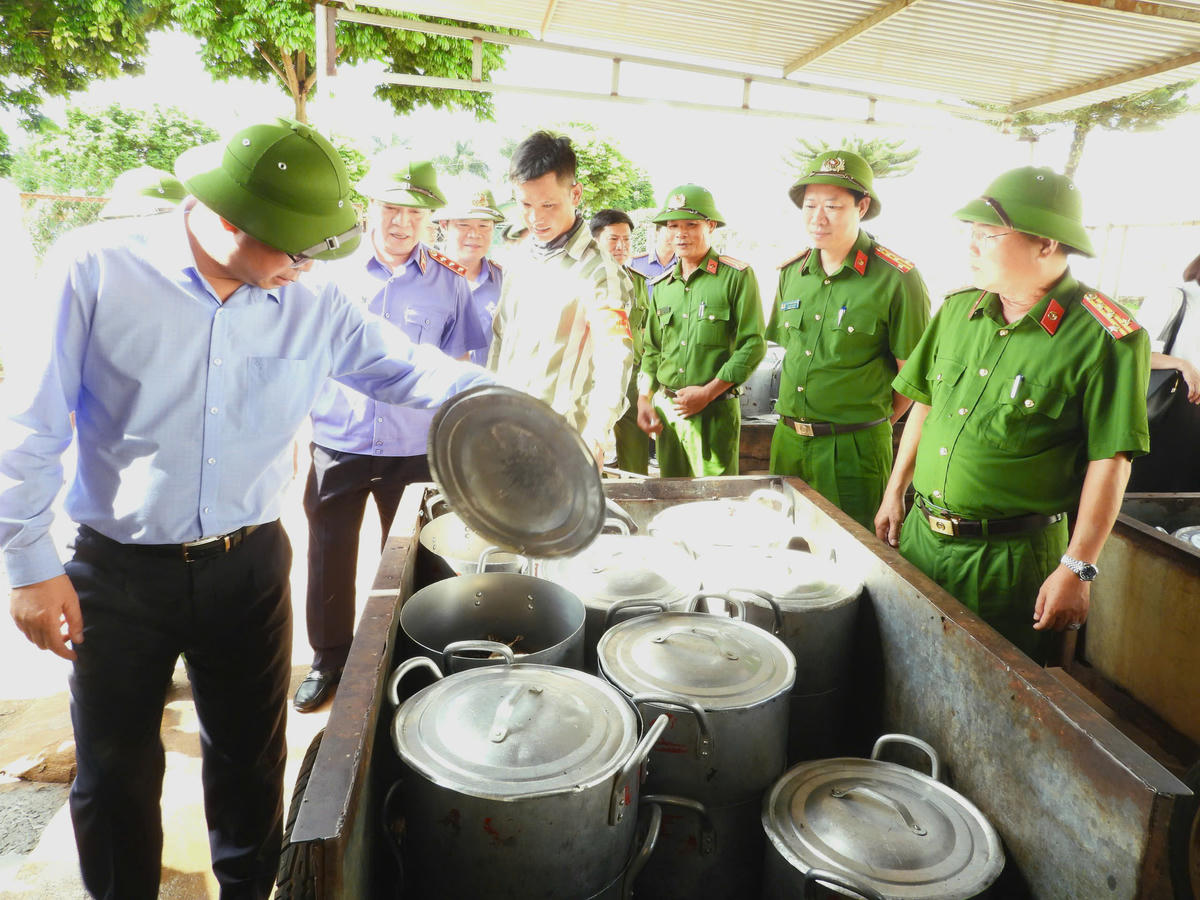 Đoàn công tác kiểm tra khẩu phần ăn của phạm nhân. Ảnh: Thanh Nga.