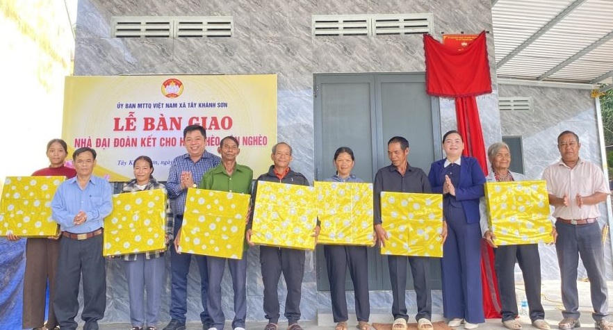 Đảng ủy, UBND, Ủy ban MTTQ Việt Nam xã Tây Khánh Sơn tặng quà cho các hộ gia đình tại lễ bàn giao nhà ại đoàn kết.